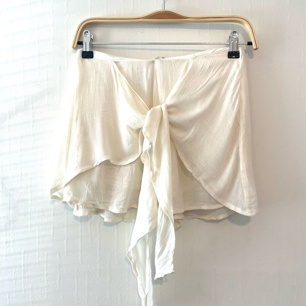 Elegant Cream‎ Women's Shorts